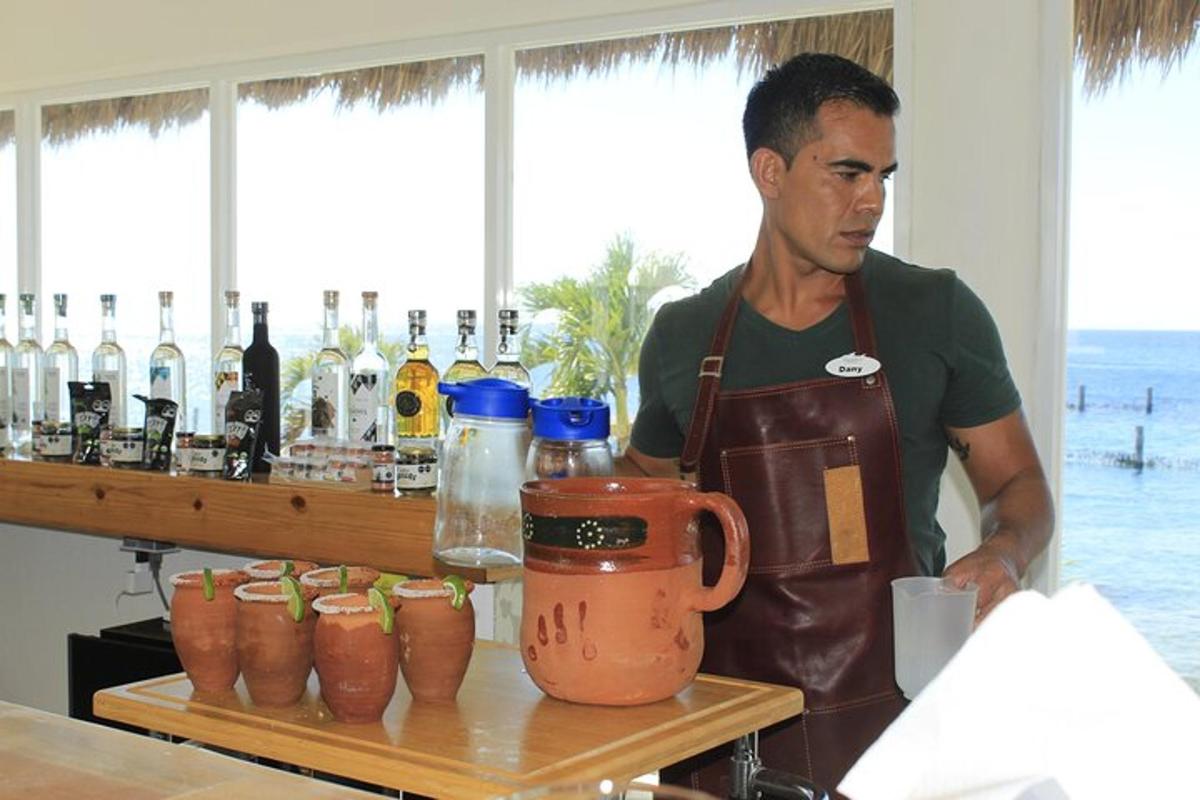 un uomo in grembiule in piedi al bancone di un bar