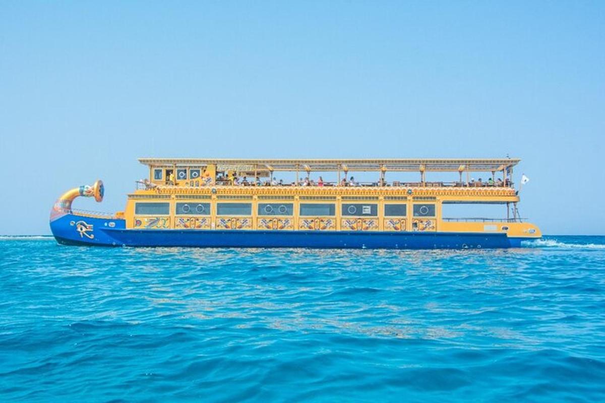 una barca blu e gialla nell'acqua