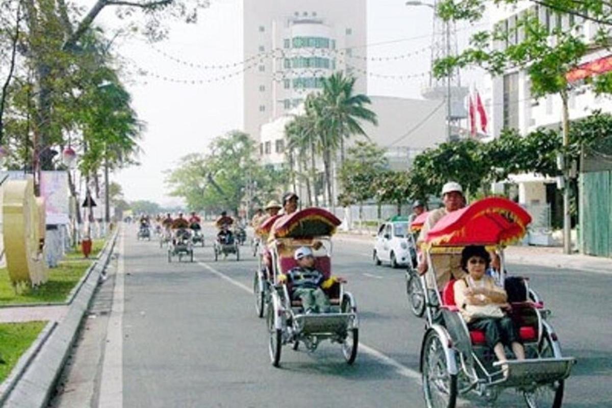 một nhóm người đi xe ngựa kéo xuống phố