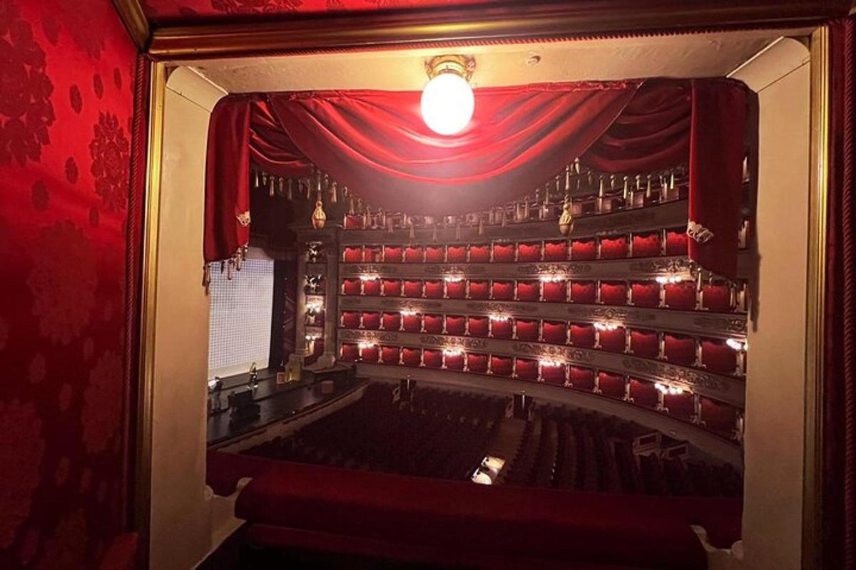 o sală de spectacole cu o cortină roșie într-un teatru