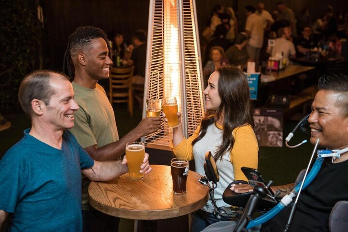en grupp människor som dricker öl på en bar