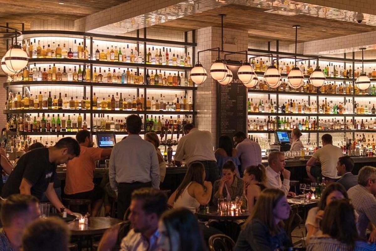 skupina lidí sedících u baru v restauraci