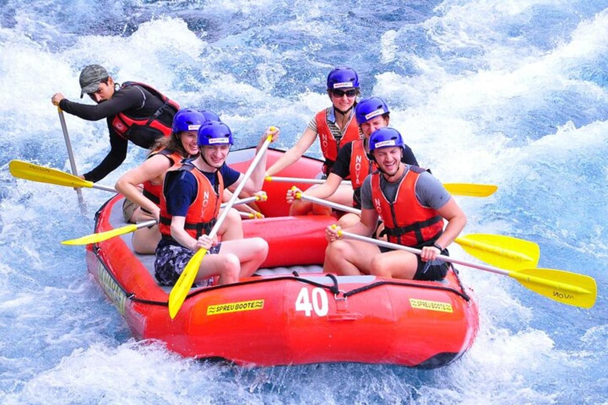 un gruppo di persone su una zattera in acqua