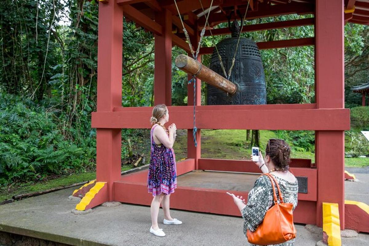 due donne che fotografano una campana in un tempio