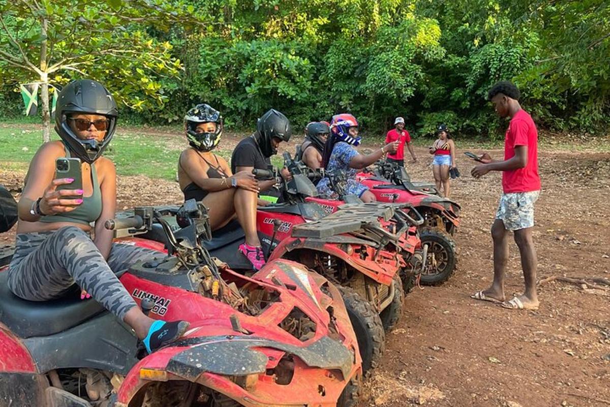 grupp inimesi istub ATV-del poris