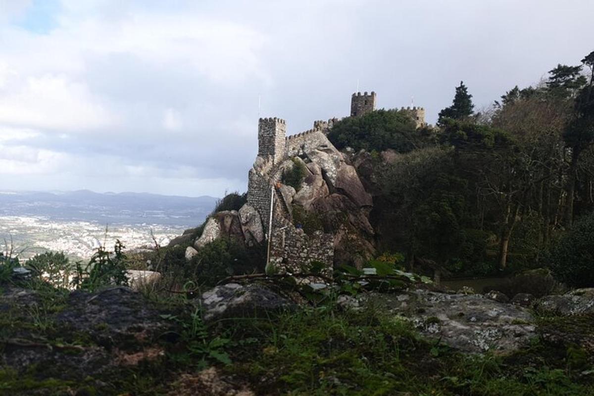 um castelo situado no topo de uma rocha