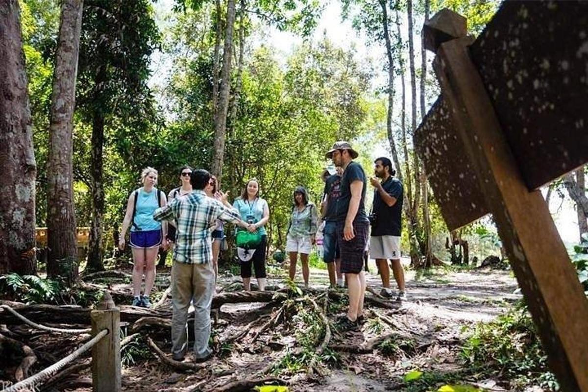un gruppo di persone in piedi su un sentiero forestale