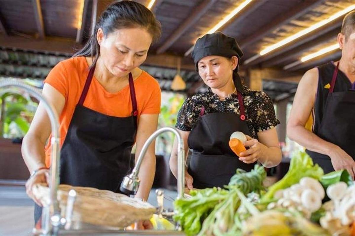 due donne in piedi in una cucina che preparano il cibo