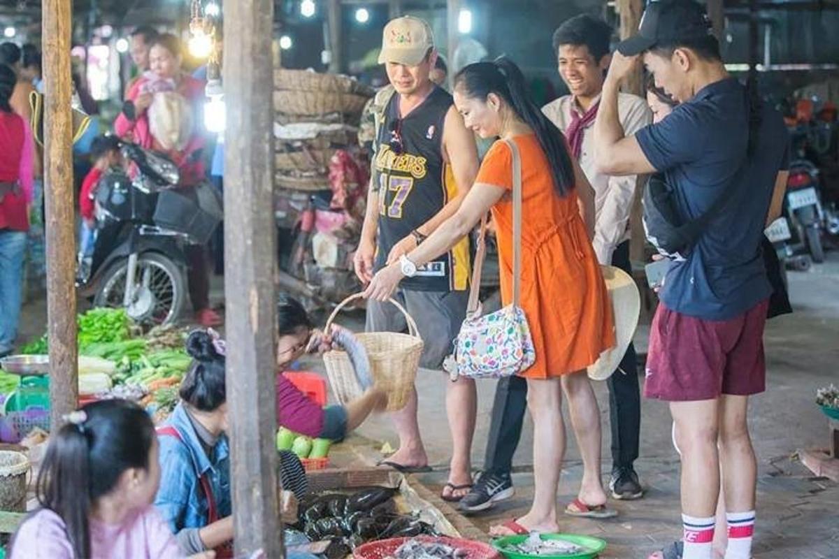 un gruppo di persone in piedi attorno a un mercato