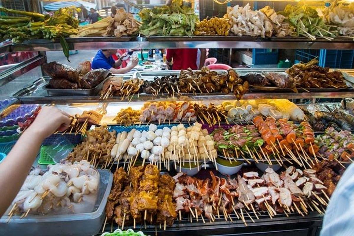 Un mercado con muchos tipos diferentes de alimentos en exhibición.