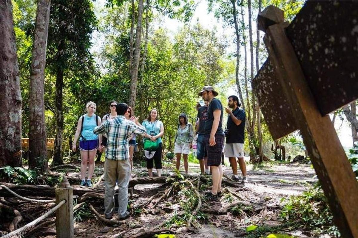 un gruppo di persone in piedi su un sentiero forestale