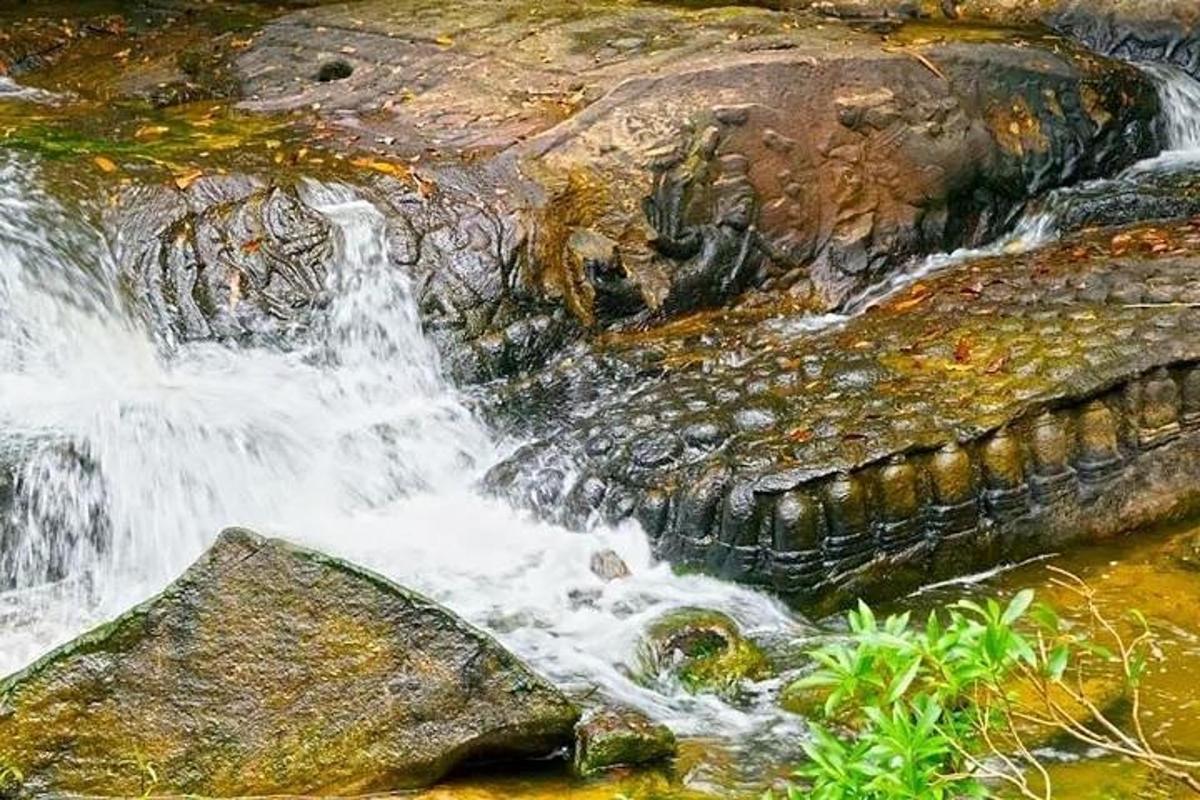 un flusso d'acqua che scorre su una grande roccia