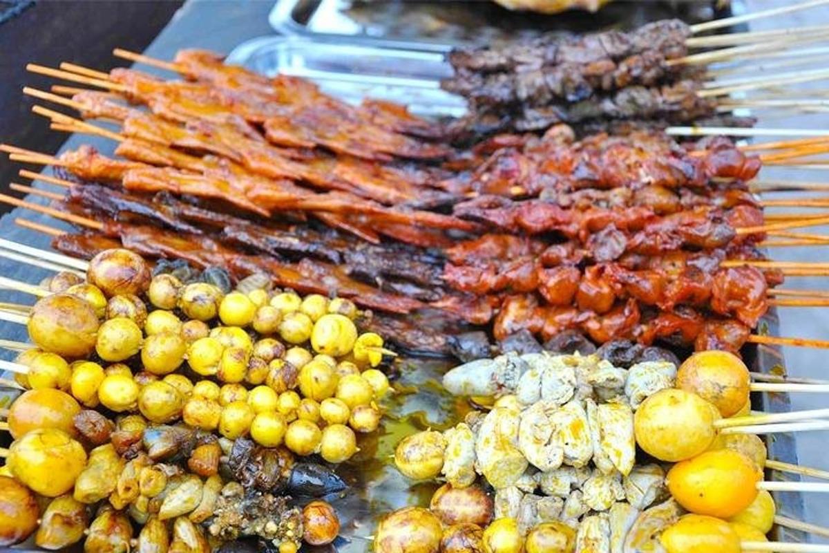hromada různých druhů jídla na grilu