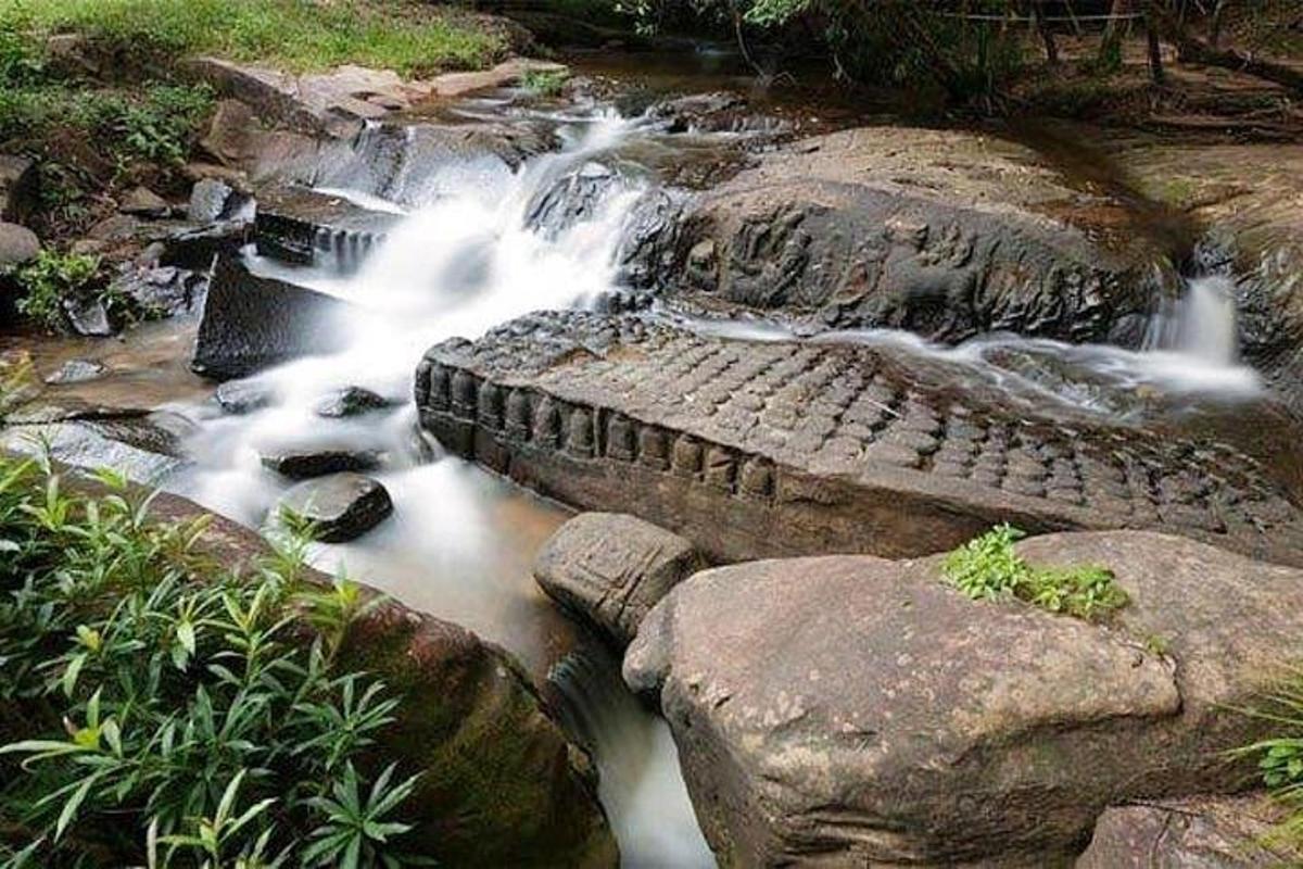 un ruisseau avec des rochers et une cascade