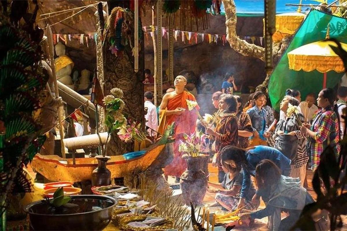 un dipinto di un gruppo di persone in un mercato