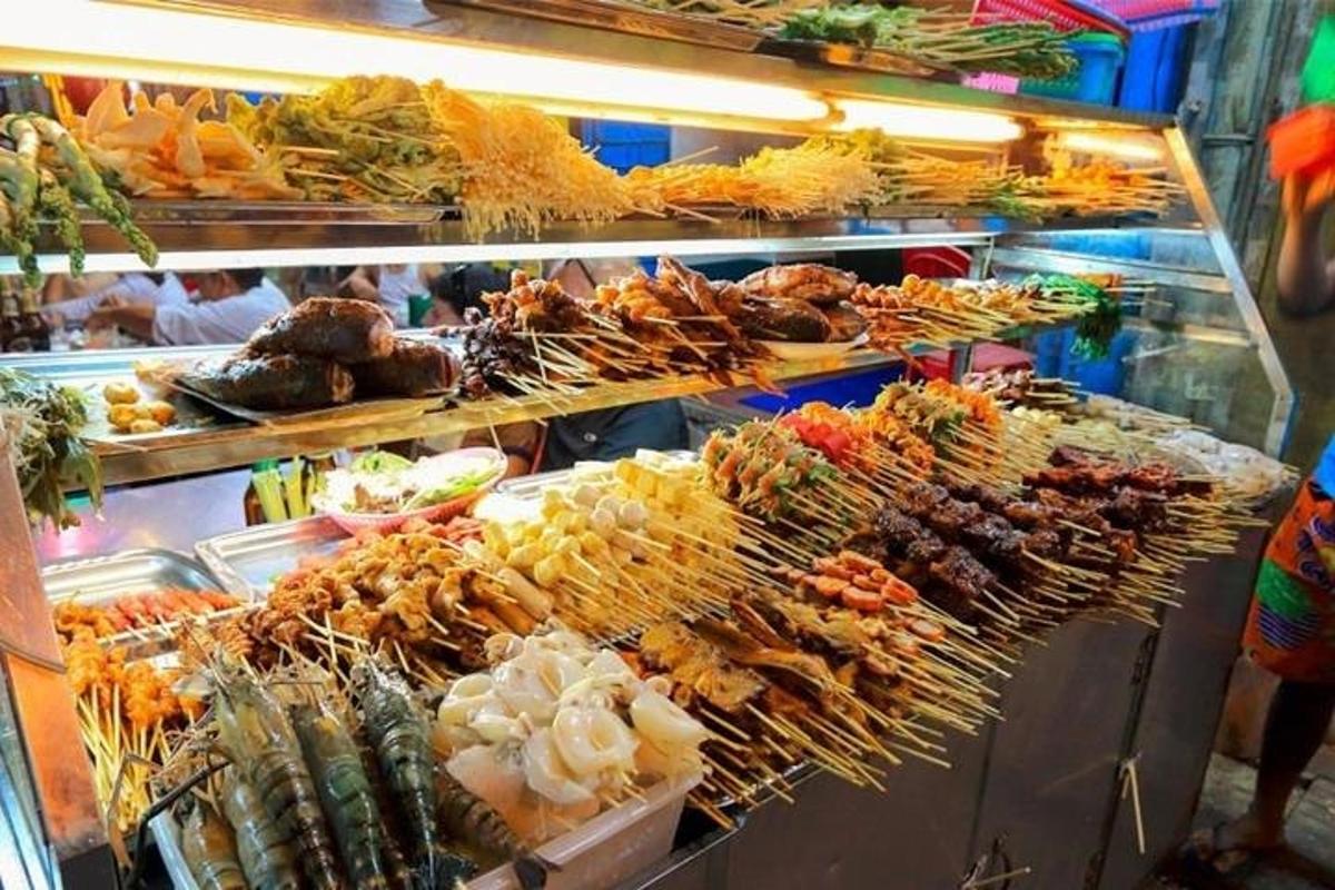 một bữa tiệc buffet với nhiều loại thực phẩm khác nhau được trưng bày