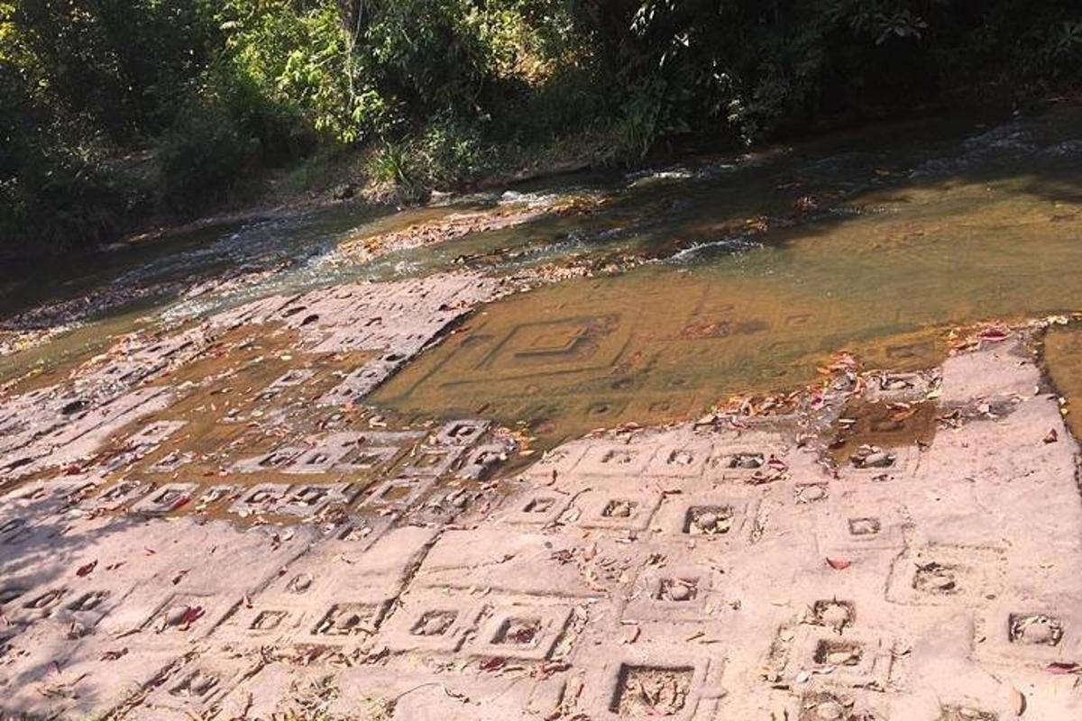 una vista aerea di un'antica città su una spiaggia