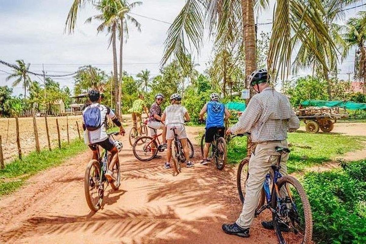 skupina ľudí jazdiacich na bicykloch po prašnej ceste