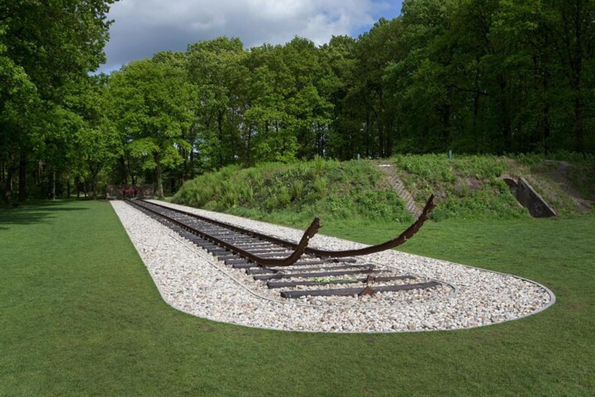 una escultura d'un vaixell assegut sobre un camp d'herba