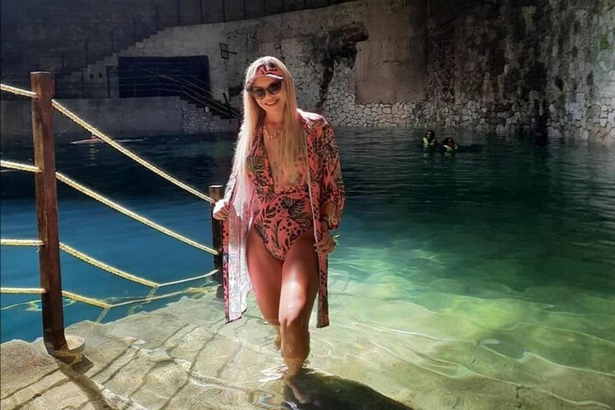 μια γυναίκα στέκεται σε μια λίμνη με νερό