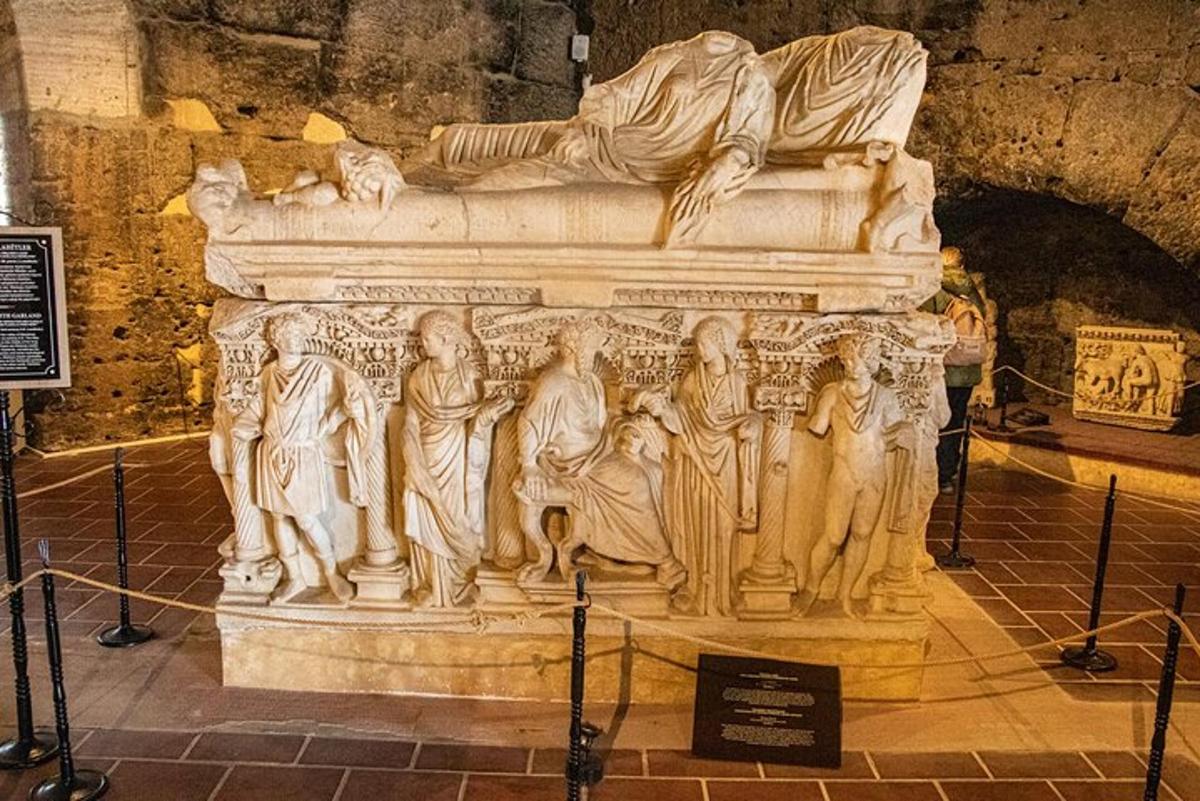 una statua in un museo in un edificio