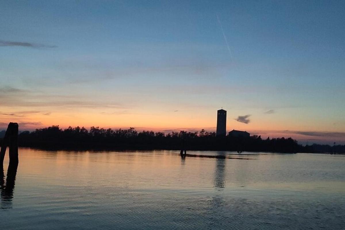 una gran massa d'aigua amb un edifici al fons