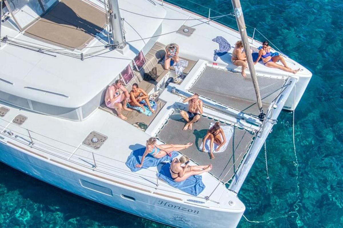 un gruppo di persone sedute su una barca in acqua