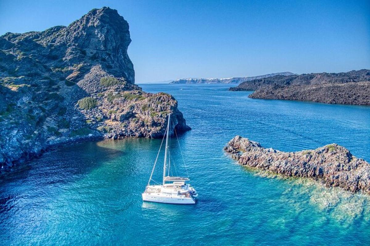 una barca in mezzo a uno specchio d'acqua