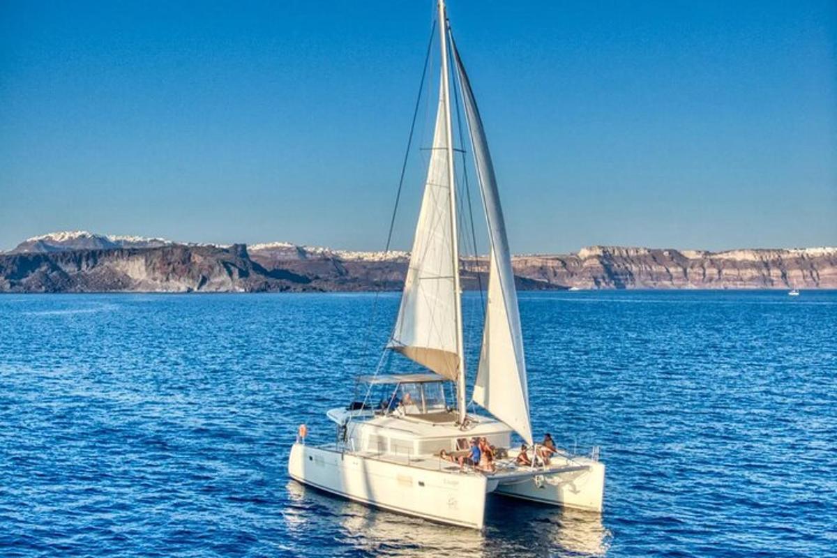 un gruppo di persone su una barca a vela in acqua