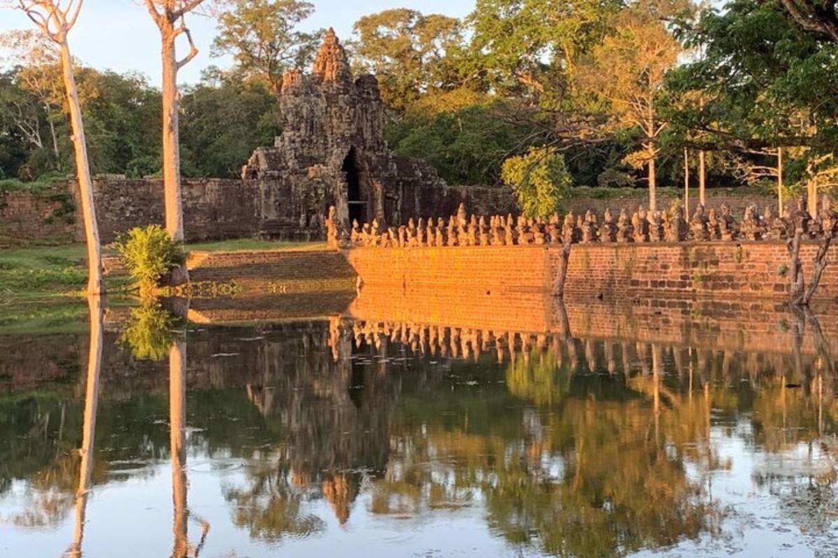 um reflexo de um templo na água