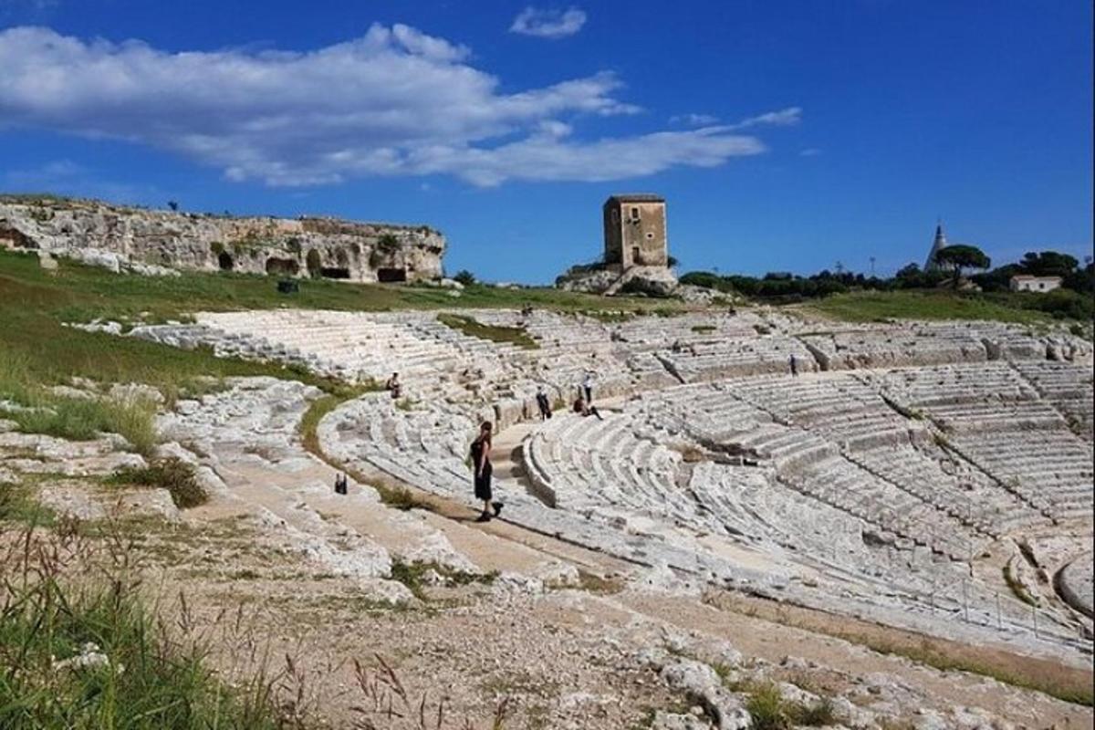 eine Gruppe von Menschen steht in einem Amphitheater