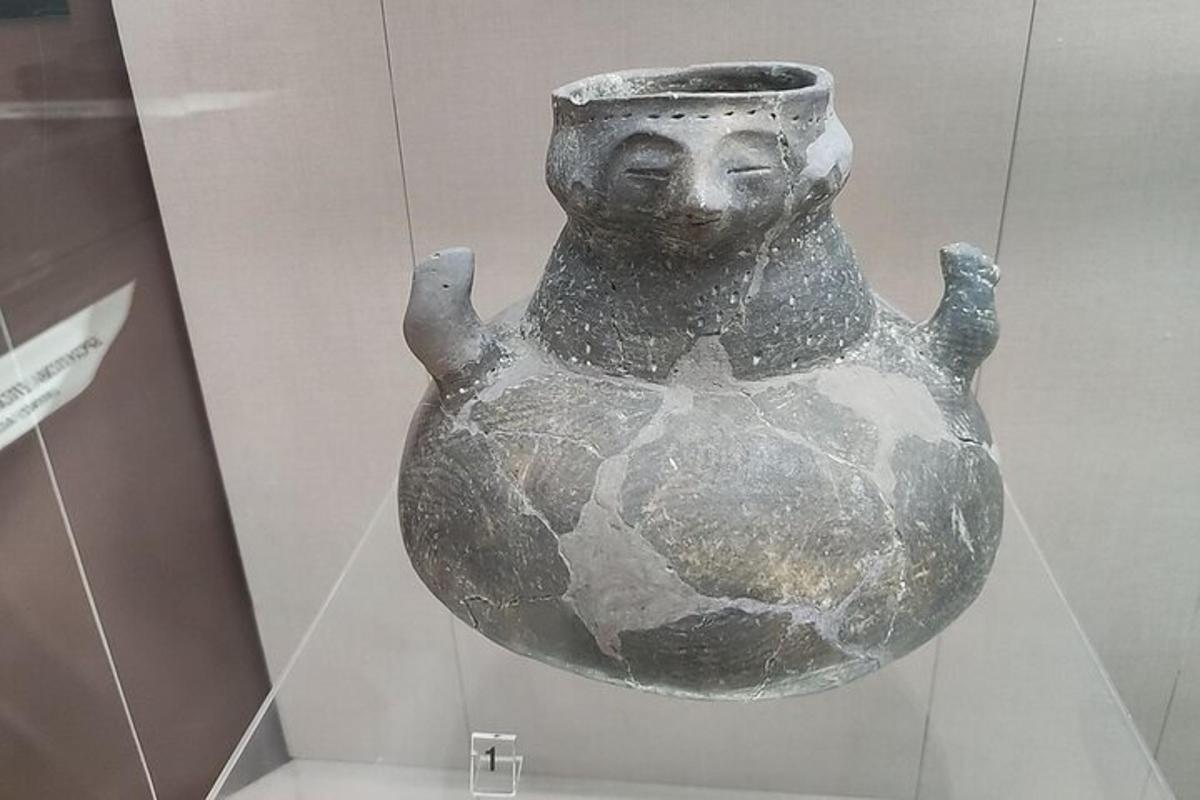ένα βάζο σε προθήκη σε μουσείο