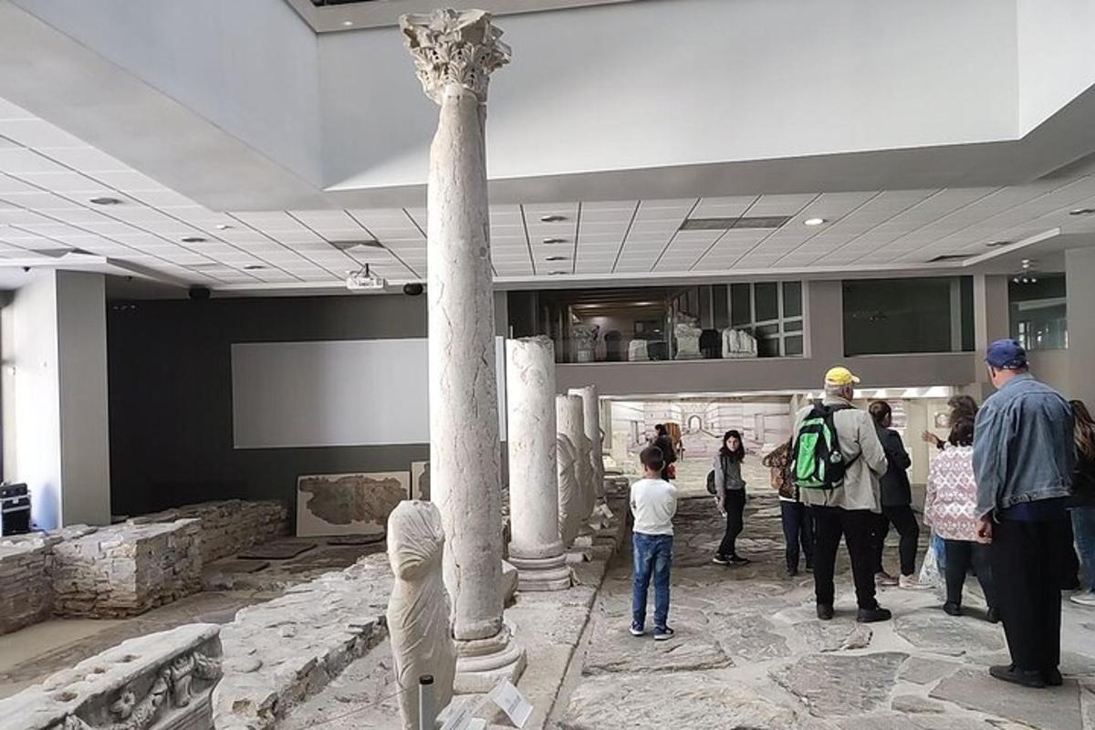Μια ομάδα ανθρώπων που εξετάζει αρχαίες κολόνες σε ένα μουσείο