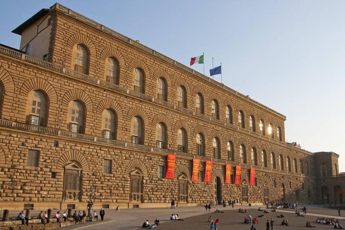 un grande edificio in mattoni con persone che camminano davanti ad esso