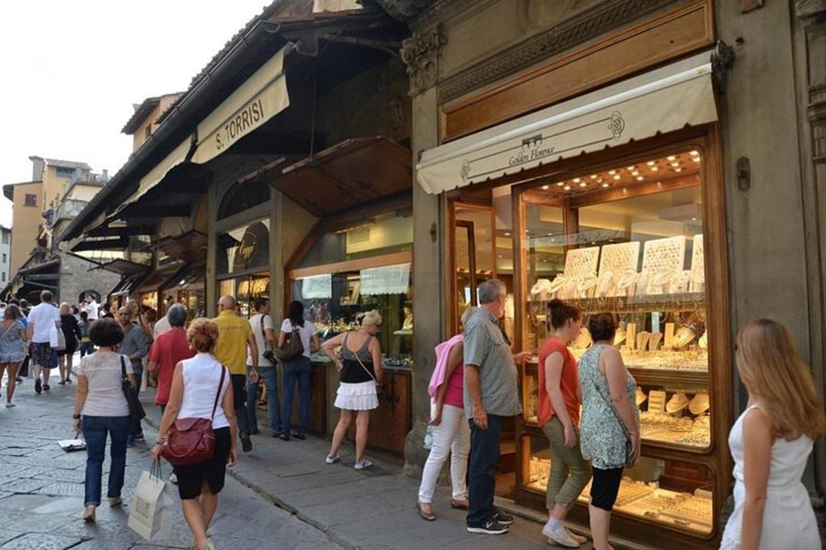 一群人站在商店前