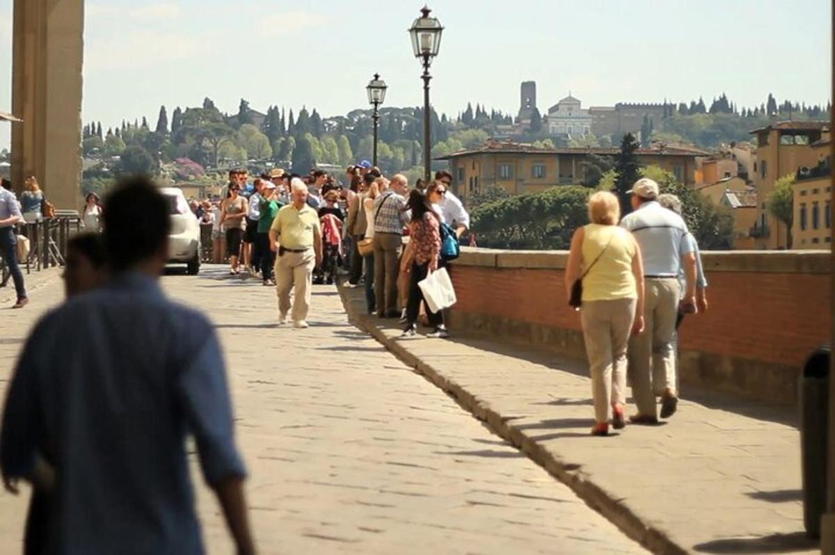 una folla di persone che camminano lungo una strada