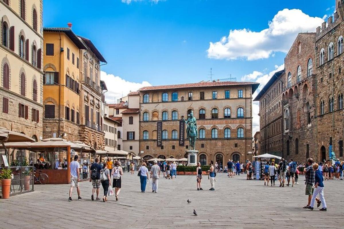 un gruppo di persone che camminano per una strada cittadina