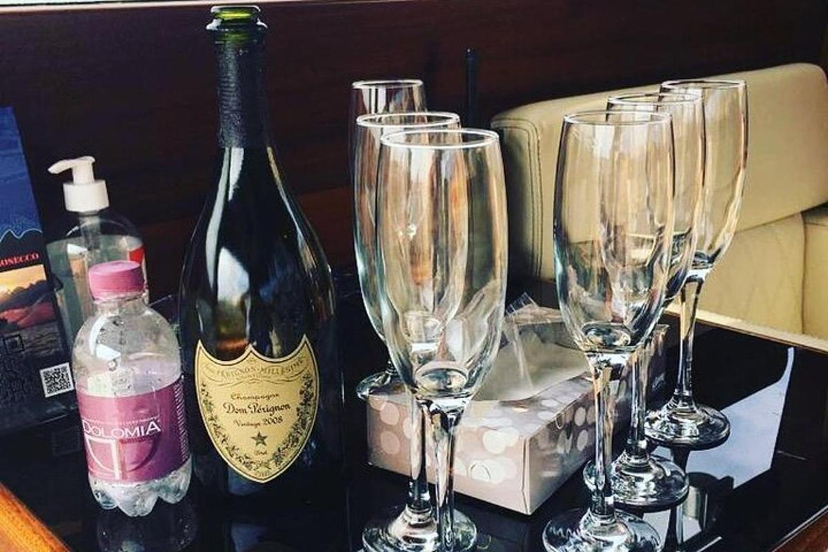 un gruppo di bicchieri da vino e bottiglie su un tavolo