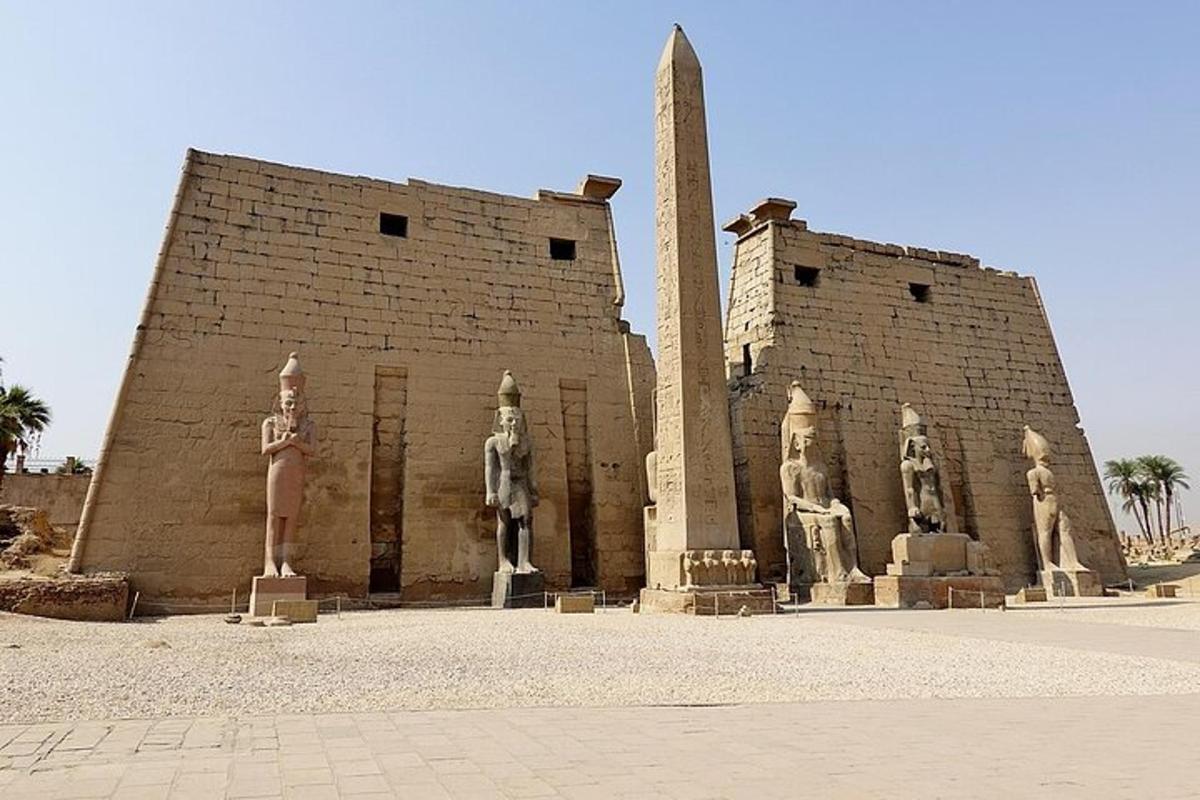 مجموعة من التماثيل أمام مبنى