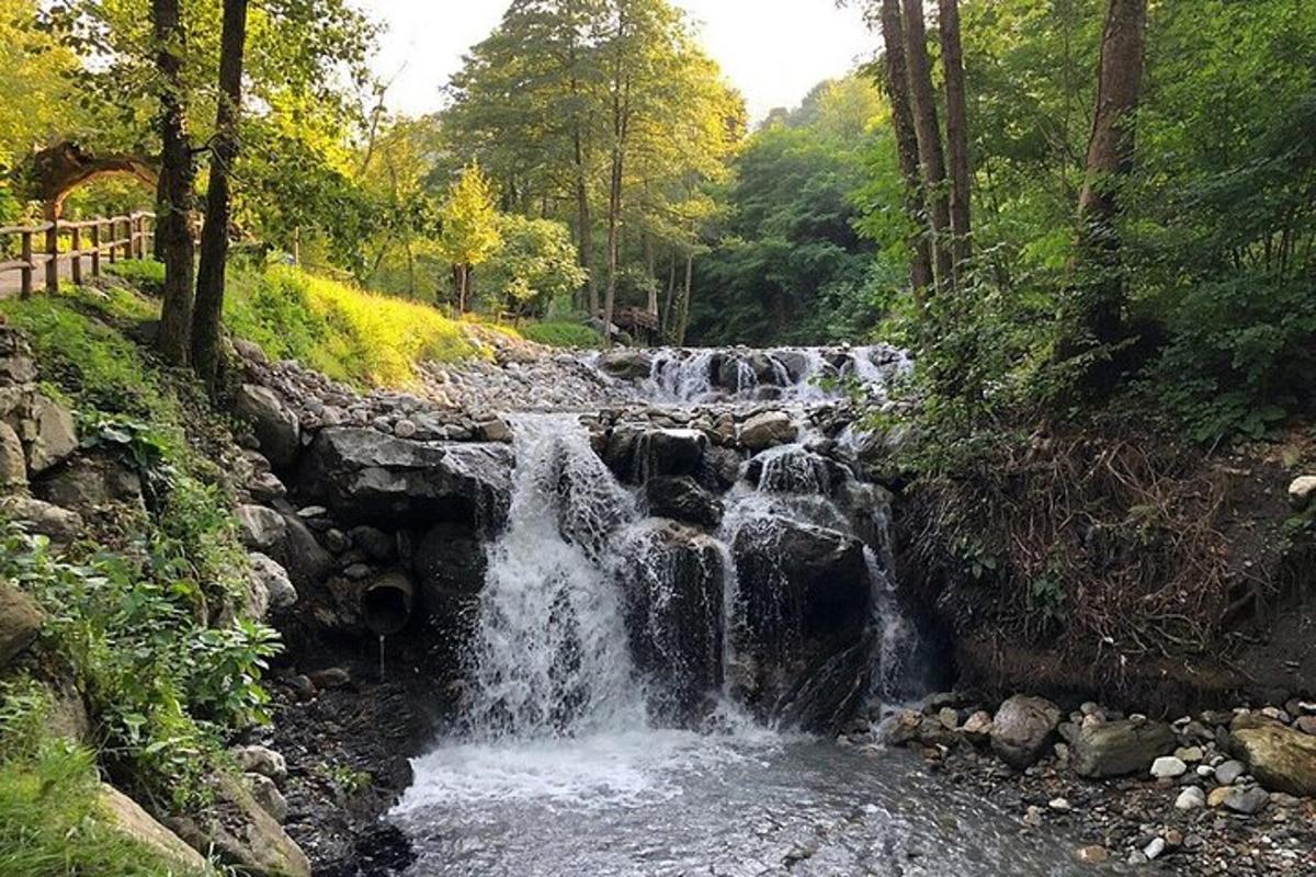 air terjun di tengah-tengah sungai