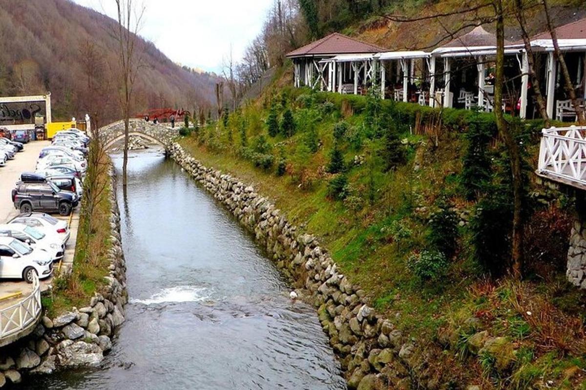 sungai dengan kereta diletakkan di tepi bukit