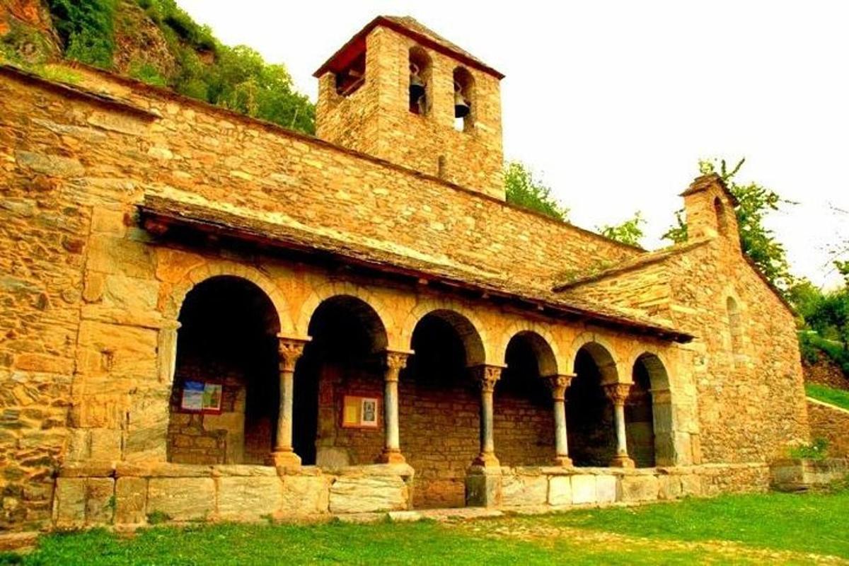 un gran edifici de maó amb una torre a sobre