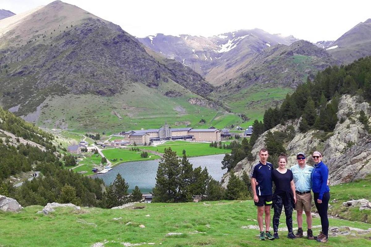 grupa ljudi koji stoje na vrhu planine