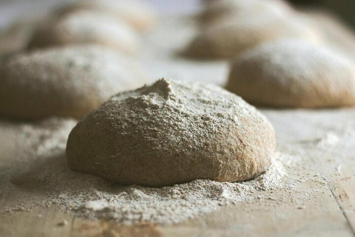 Un montón de masa encima de una mesa