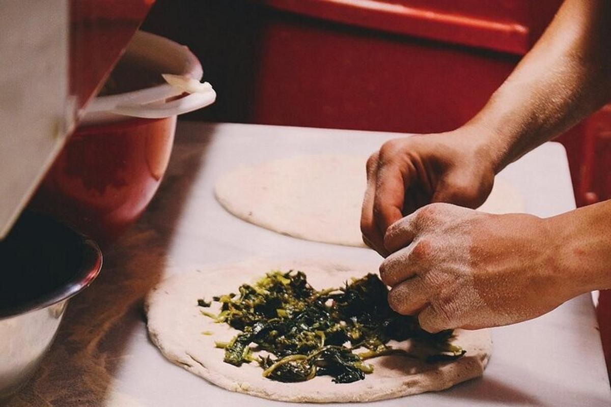 una persona che prepara una pizza su un tavolo