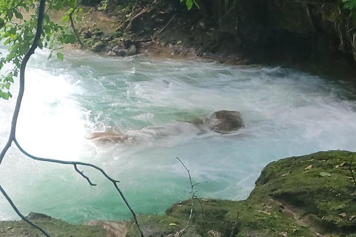ein Fluss mit blauem Wasser und Felsen darin