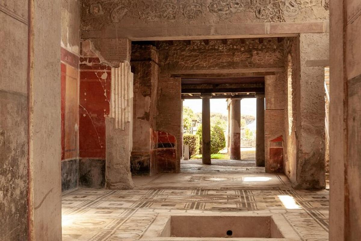 una vista interna di un edificio abbandonato con una grande vasca