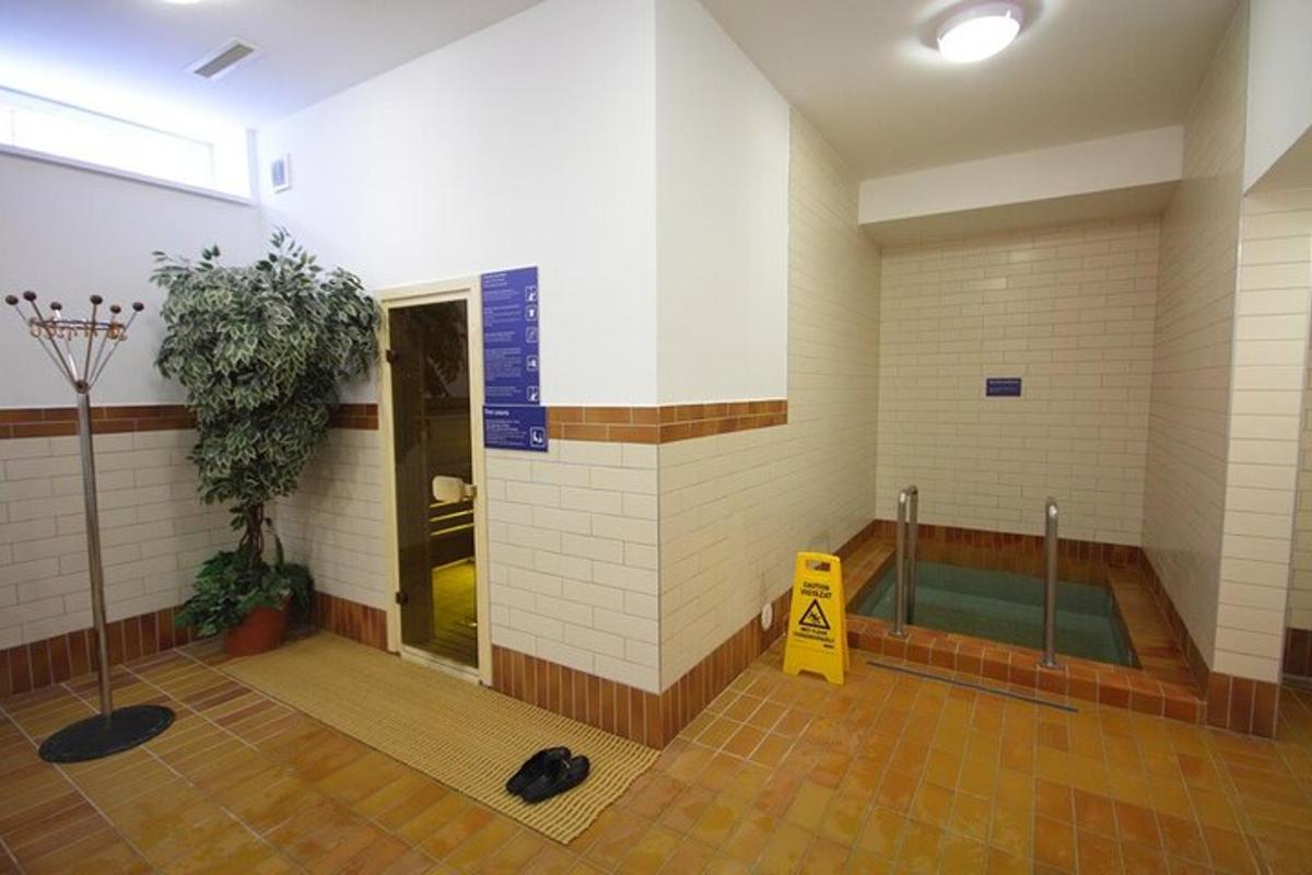 ett rum med jacuzzi i en byggnad
