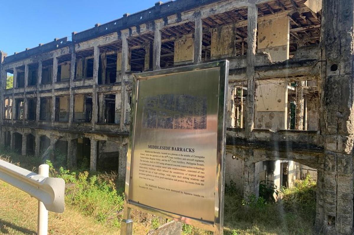 un cartel delante de un edificio antiguo