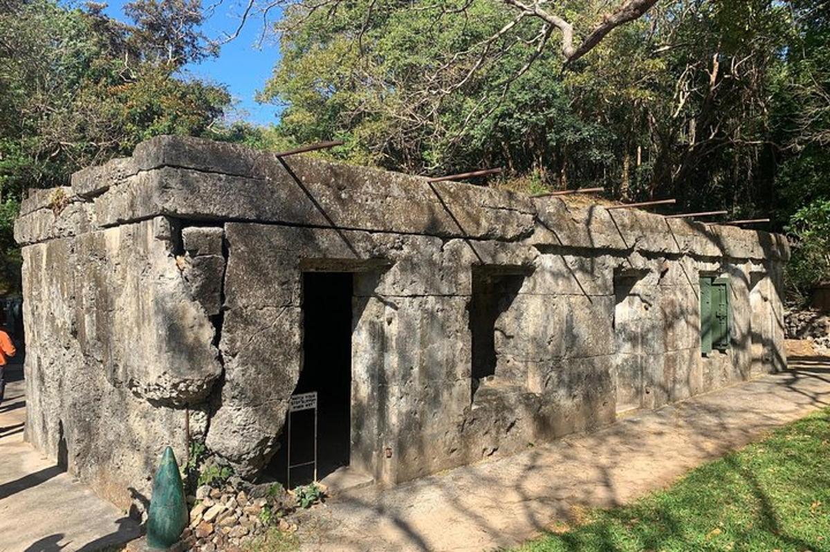 Un antiguo edificio de piedra con una puerta en el césped.
